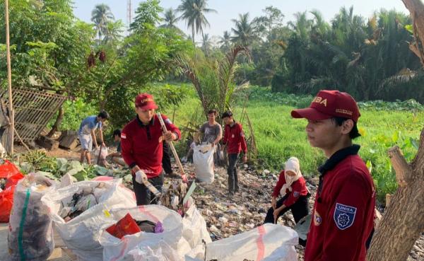 Mahasiswa KKM 24 UNIBA Serang Bersih-Bersih Lingkungan di Desa Kelapian demi Merdeka dari Sampah