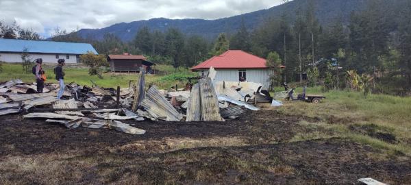 Polisi Olah TKP Kasus Penembakan dan Kebakaran Dua Rumah di Puncak Pupua