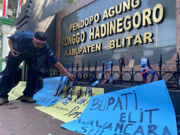 Wartawan Blitar 'Dibungkam' Gantungkan Id Card di Depan Pendopo Kabupaten Blitar