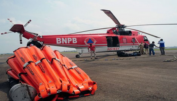 BNPB Terjunkan Helikopter Water Bombing untuk Padamkan Api di TPA Sarimukti