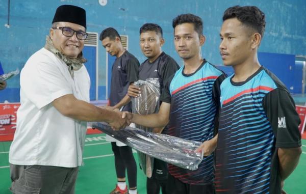 Pj Bupati Pidie Buka Turnamen Badminton se-Kabupaten Pidie