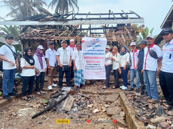 Partai Perindo Way Kanan berikan Sembako dan Uang Tunai kepada Korban Kebakaran di Rebang Tinggi