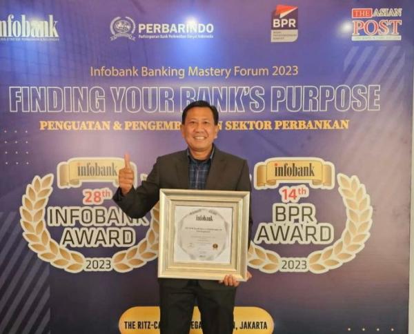 Bank Daerah Karanganyar Raih Platinum Award Trophy dari Infobank