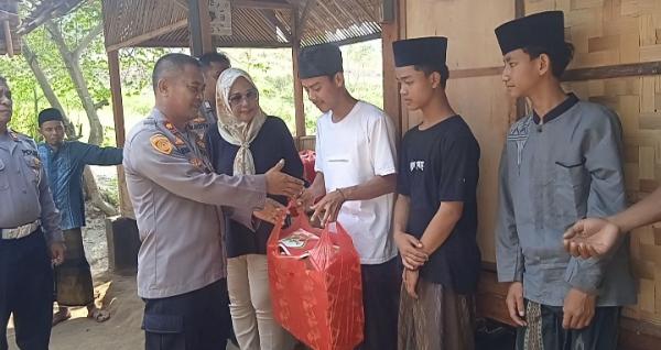 Lurah Bagendung Dampingi Kapolsek Cilegon Bagikan Nasi Kotak Jum'at Berkah di Ponpes Nurul Huda