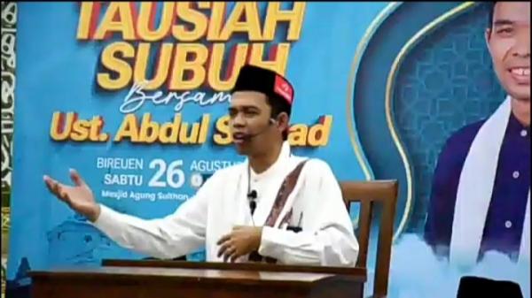 Ribuan Warga Bireuen Shalat Subuh Berjamaah Sambut Kedatangan Ustadz Abdul Samad