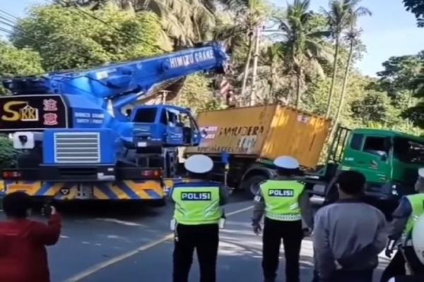 Kecelakan Maut, Truk Crane Tabrak Truk Muatan di Jalan Raya Serang