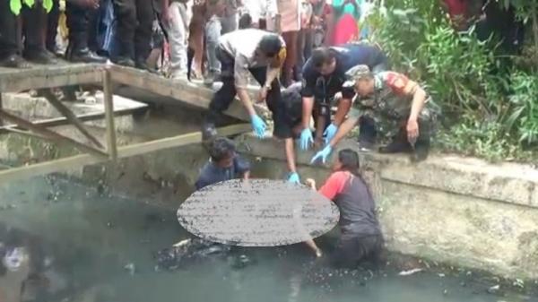 Ditemukan Mayat Bertopi tanpa Identitas di Selokan bikin Gempar Warga Palembang