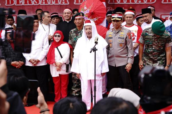 Habib Lutfi Persembahkan Apel Kebangsaan dan Kirab Merah Putih Untuk TNI dan Polri