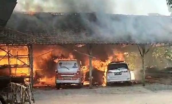 Garasi Rumah Kades di Nganjuk Kebakaran, Mobil Siaga Desa dan Mobil Pribadi Hangus