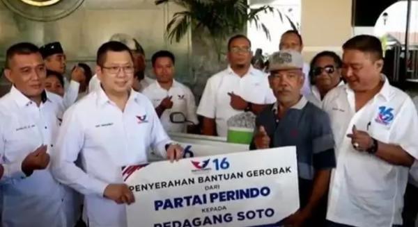 Hary Tanoe Serahkan Gerobak Partai Perindo untuk Pedagang Kecil di Balikpapan