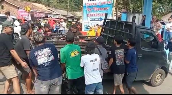 Memanas! Diawali Akses Salah Satu Pintu Masuk Wisata Carita Ditutup, 2 Kubu Saling Blokir Jalan