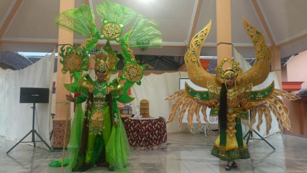 Mahasiswa ISI Surakarta dan Pokdarwis Desa Kesamben Kolaborasi Bikin Kostum Karnaval
