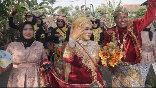 Berkostum Ala Ratu dan Pangeran, Kades dan Ketua TP PKK Kertosono Ramaikan Pawai Budaya HUT RI