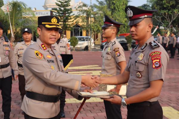 Bikin Bangga, Dua Personil Polres Lebak Dapat Penghargaan 'Best Police of The Month'