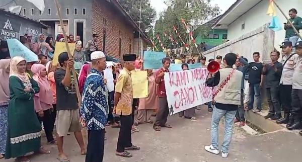 Tuntut Janji Kades Selesaikan Sawah Tertimbun Limbah Pasir, Warga Cimarga Demo di Kantor Desa