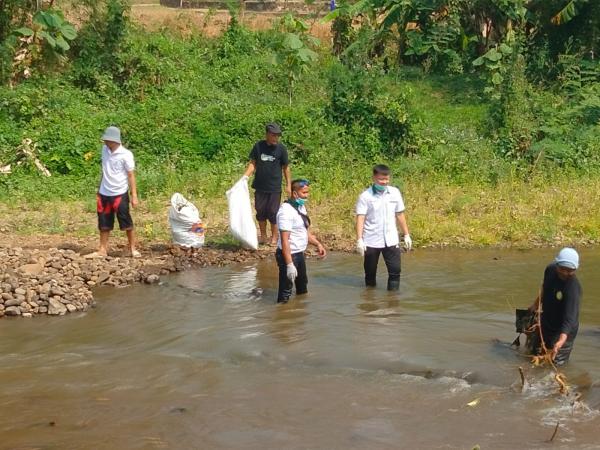 Dukung Aksi Lingkungan Bersih, HKTI Kuningan Turun Bersihkan Sampah di Sungai Cisanggarung