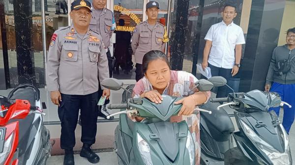 Pedagang di Cirebon Ini Peluk Motornya yang Dikembalikan Polisi Usai Hilang Sebulan Lebih