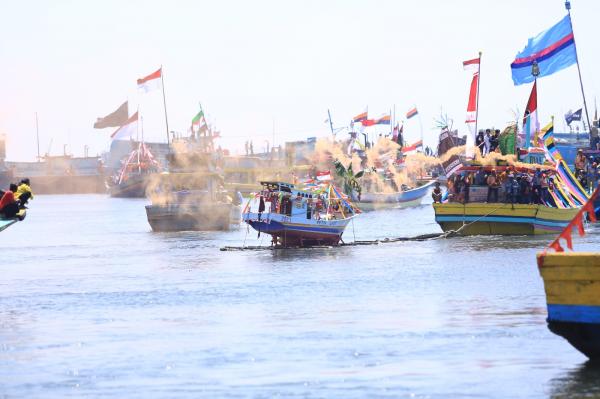 Puluhan Taruna AAL Ikut Larung Sesaji Petik Laut di Kota Probolinggo