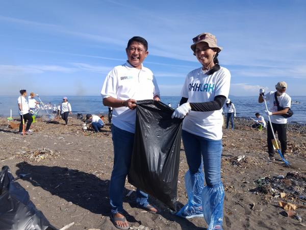 BUMN Environment Movement, Pegadaian Bersama Warga Bersihkan Pantai LOS Malalayang Manado