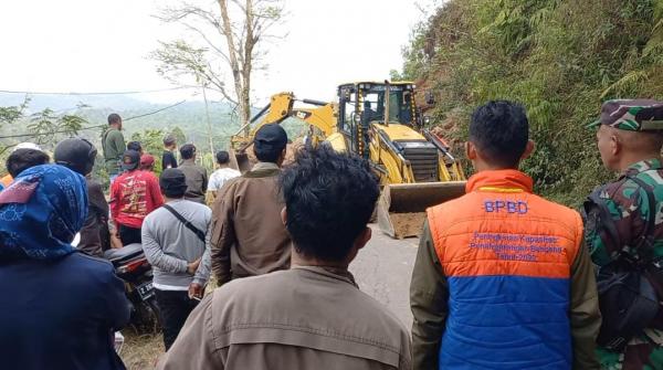 Alat Berat Diturunkan Evakuasi Jalur Longsor di Banjarwangi