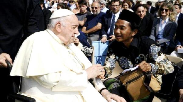 Dapat Beasiswa di Vatikan dan Bertemu Paus Fransiskus, Inilah Kisah Deni Anak Penjual Kopi