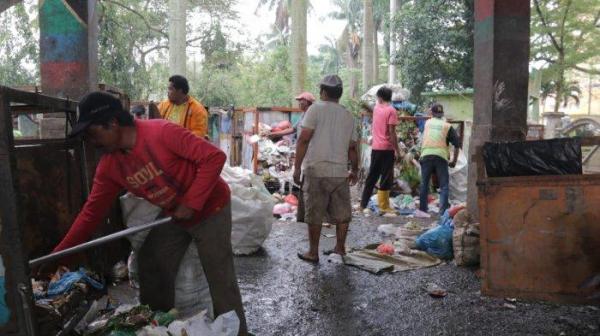 Warga Bersihkan TPS  di Medan dengan Karbol Untuk Hilangkan Bau