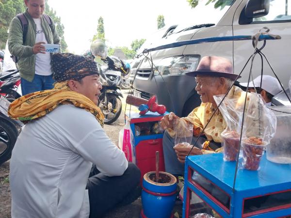 Perjuangan Abah Munir Kakek Tua Renta Penjual Rujak Beubek Keliling di Cianjur