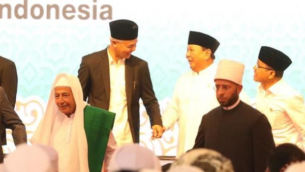 Ketika Ganjar dan Prabowo Bergandengan di Muktamar Sufi Internasional 2023
