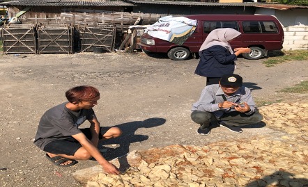 Kembangkan Konsep Blue Economy, UWP dan Toko Krupuk Risma Olah Hasil Laut Jadi Ramah Lingkungan