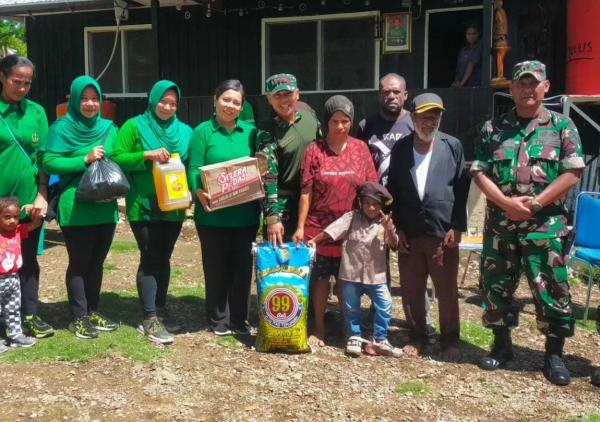 Dandim 1716/Tolikara Beserta Ibu Lakukan Anjangsana dan Pemberian Tali Asih