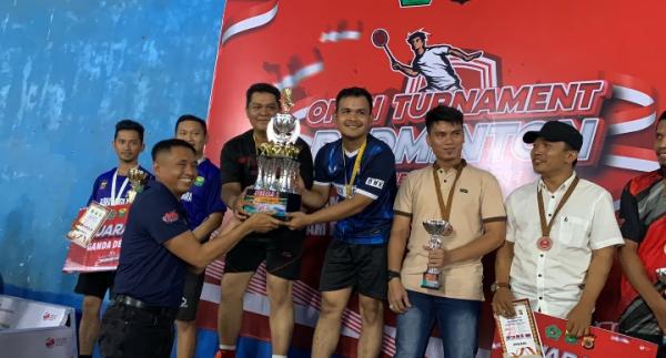 Kapolres Pidie Serahkan Trophy kepada Juara I Badminton