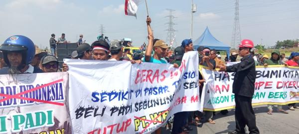 Komunitas Penggilingan Padi se-Provinsi Banten Berdemonstrasi di Depan Gedung PT WPI