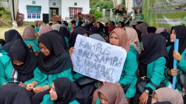 Tak Tahan Bau Sampah, Ratusan Mahasiswi Kampus IAIN Aceh Tengah Ancam Mogok Kuliah
