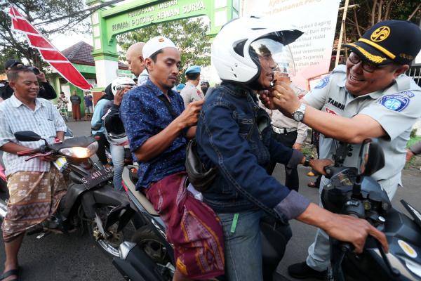 Jasa Raharja Bagi-bagi Helm di Surabaya, Ajak Warga Jaga Keselamatan Berkendara