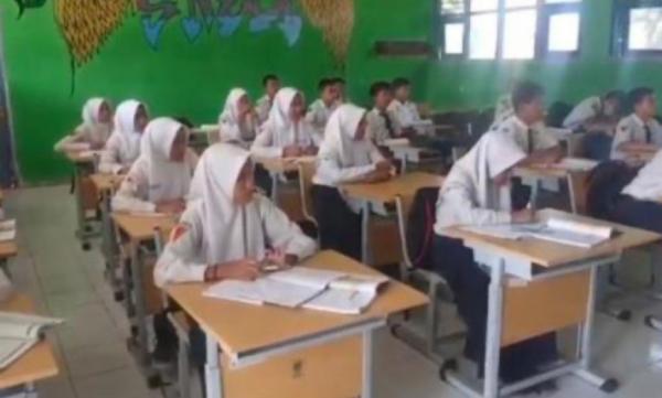 Heboh, Belasan Siswi SMP Dicukur Gundul Gegara Tak Pakai Dalaman Jilbab