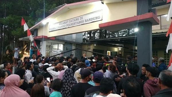 Terduga Pelaku Curanmor Dilepas, Warga Kepung Markas Polisi di Bandung