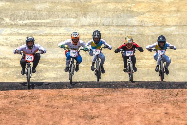 Potret Aksi Atlet BMX Racing Popnas XVI 