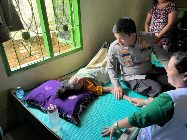 Polri Peduli, Kapolres Simalungun Boyong Ibu Lansia Lumpuh 3 Tahun Berobat ke Rumah Sakit