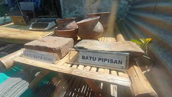 Melihat Batu Pipisan Simbol Kesetiaan di Pojok Literasi Kota Probolinggo