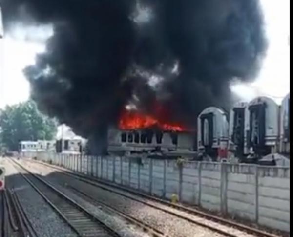 PKLG Purwakarta Dilahap Si Jago Merah, 8 Bangkai Kereta Api Habis Terbakar
