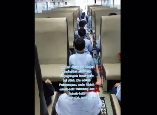 Video Murid SD Sholat Berjamaah di Dalam Kereta Viral, Netizen: Indah Banget Liat Ini