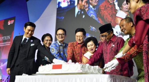 50 Tahun Kerja Sama Indonesia-Korsel, Mahfud MD dan Siwon SUJU Potong Kue 