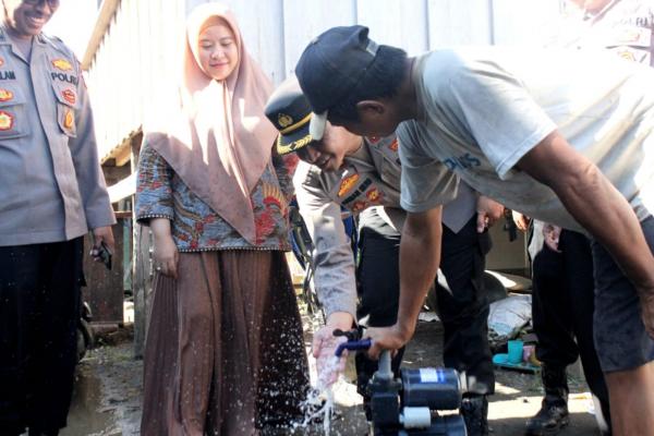Ringankan Warga soal Air Bersih, Kapolres Parepare Serahkan Bantuan Sumur Bor di Watang Soreang