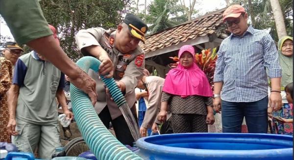 Polres Pangandaran dan PDAM Tirta Prabawa Mukti Pasok Air Bersih Untuk Warga Terdampak Kemarau