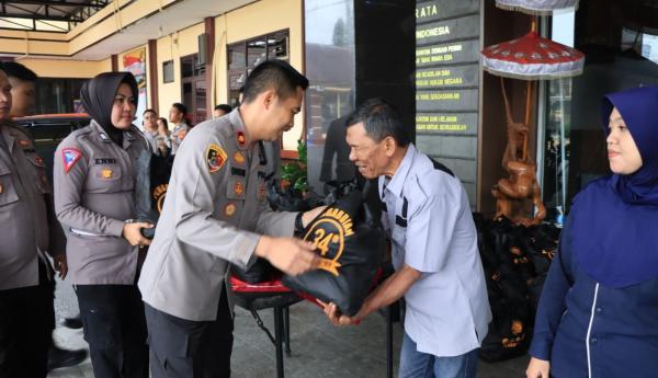 Bakti Sosial Polres Tasikmalaya Kota, Wakapolres Bagikan Paket Sembako untuk PHL dan Marbot