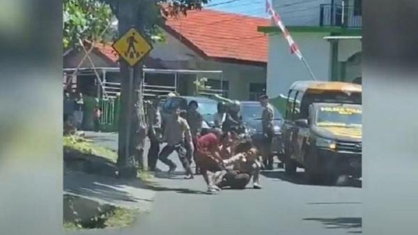 Pria ODGJ Serang Polisi Pakai Parang, Kapolsek Tikala Manado Lepas Tembakan  Peringatan