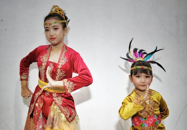 Fatisha dan Fazila, Gadis Belia Asal Garut Terus Lestarikan Seni Tradisional Jaipong
