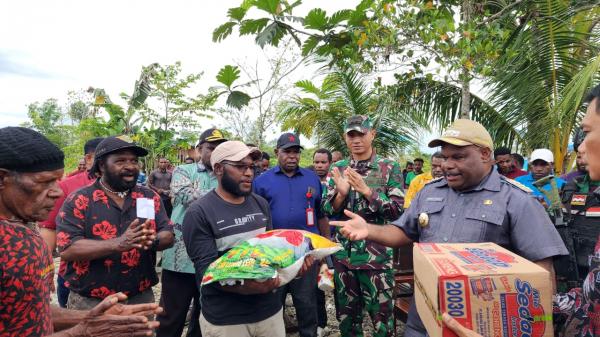 Bersama Bupati, Dandim 1715/Yahukimo Berikan Bantuan Pangan Bagi Masyarakat Pasca Gangguan Keamanan