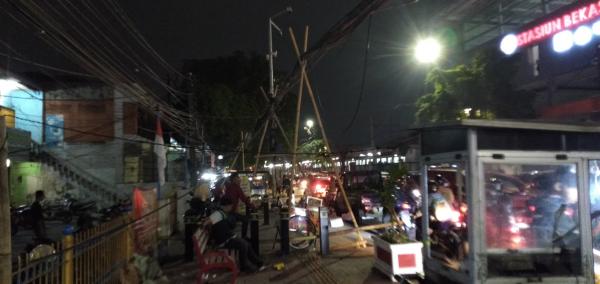 Wahana Halang Rintang Kabel Semrawut di Jalanan Dekat Stasiun Bekasi
