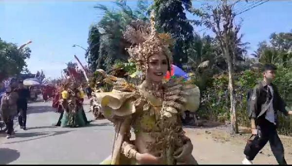 Warga Banyuwangi Gelar Kirab Budaya, Pakai Baju Mentaraman Yogyakarta, Begini Serunya